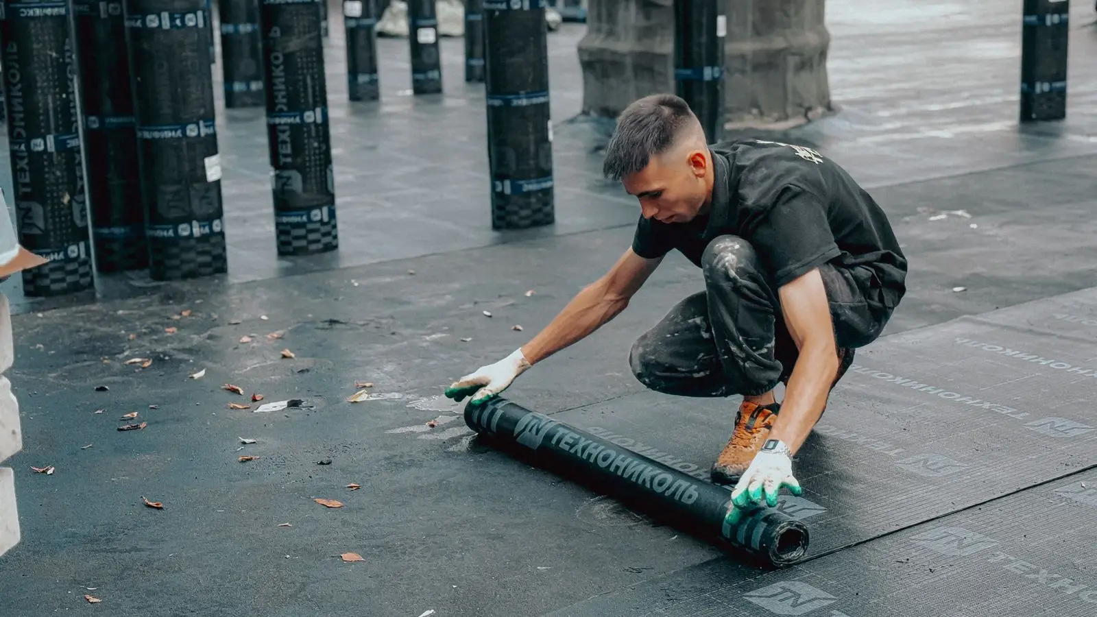 Applying waterproof membrane to a flat roof